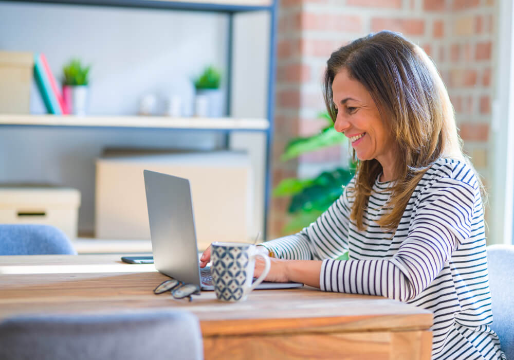Persona leyendo sobre consejos para vender su casa por internet