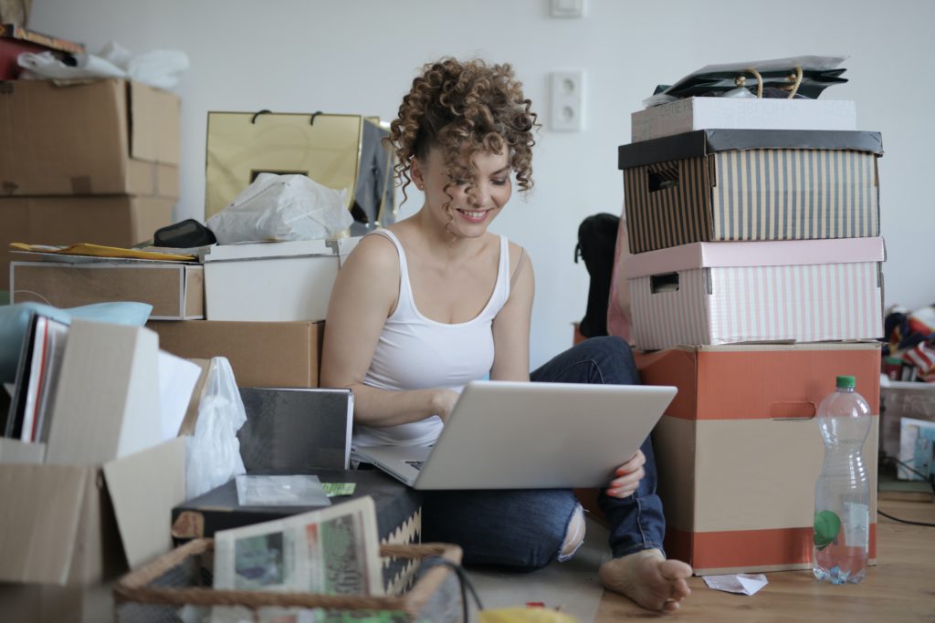 Mujer buscando en computador cómo comprar casa por internet