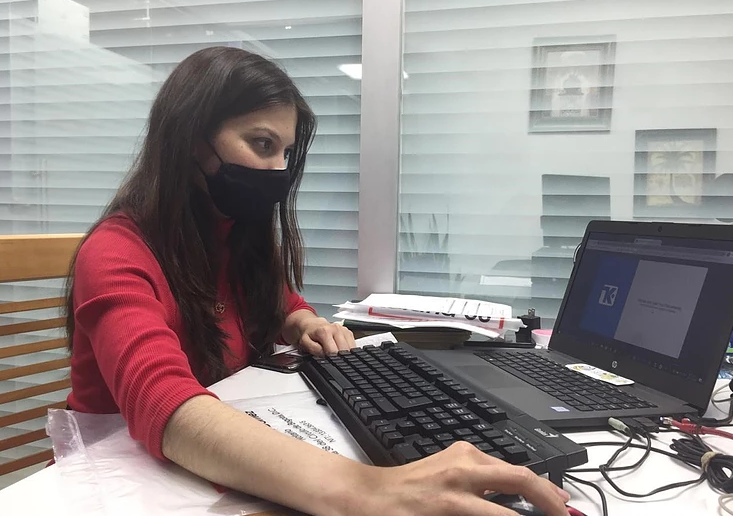 Mujer intentando comprar casa por internet en computador