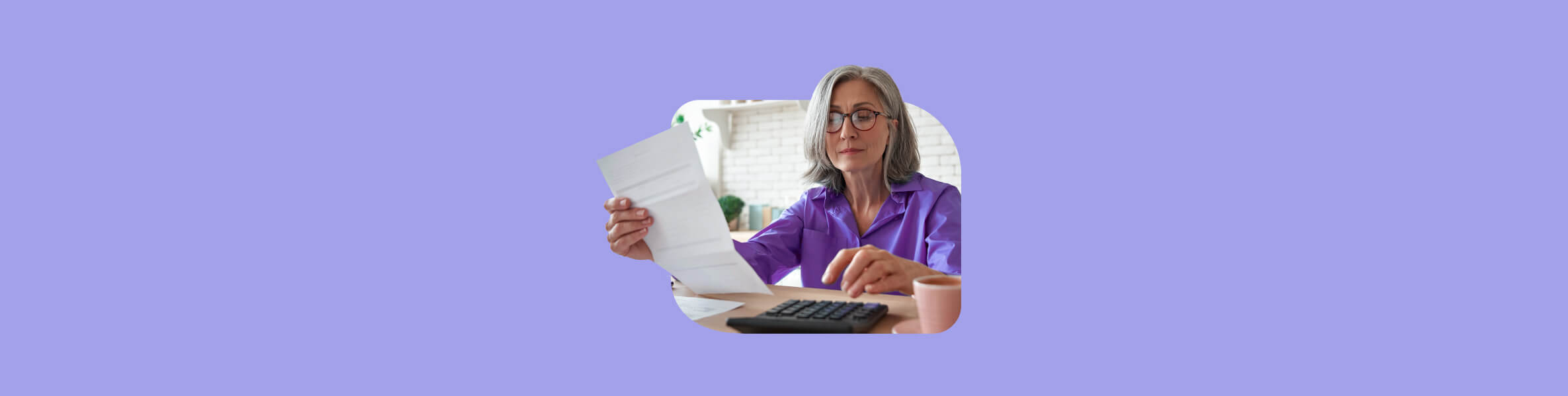 señora pensando vender casa para pagar deudas