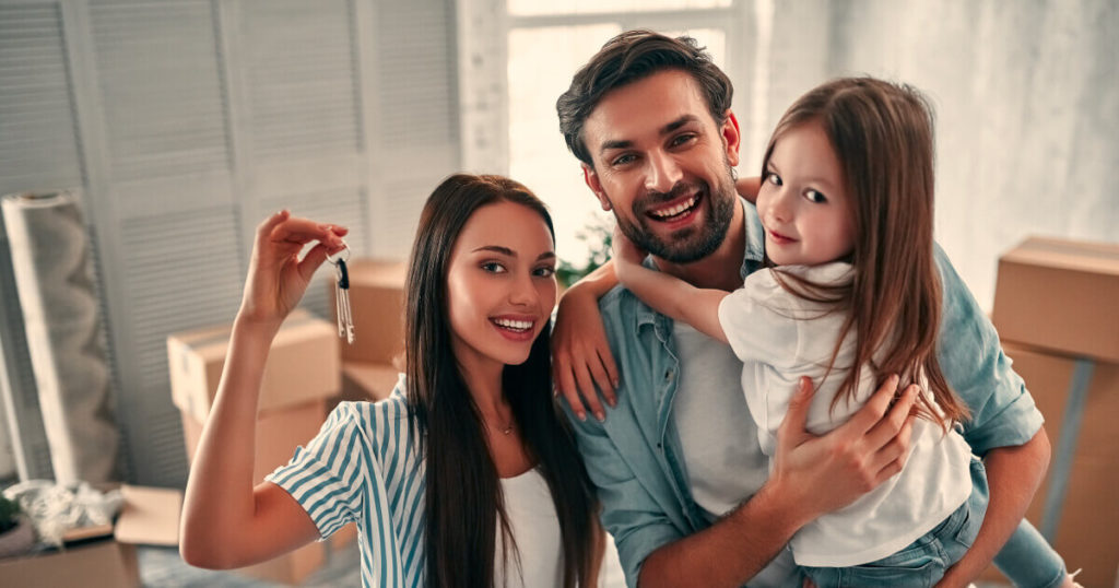 familia recibiendo las llaves de su primera vivienda
