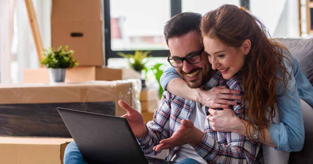 Pareja buscando sobre presupuesto para saber como comprar casa en Colombia.