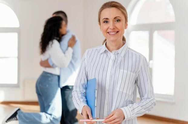 Agente inmobiliario que hace